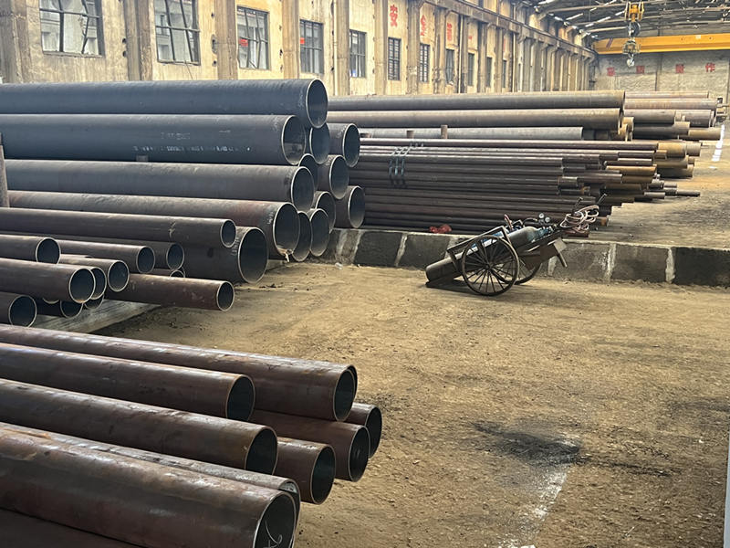 一批批無縫管正從盛仕達(dá)倉庫運(yùn)出