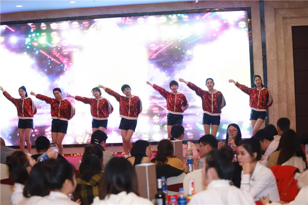 格潤(rùn)德帶來(lái)舞蹈《青蘋(píng)果樂(lè)園》